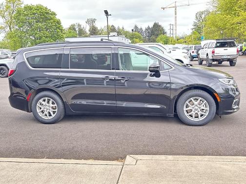 2022 Chrysler Pacifica Touring-L