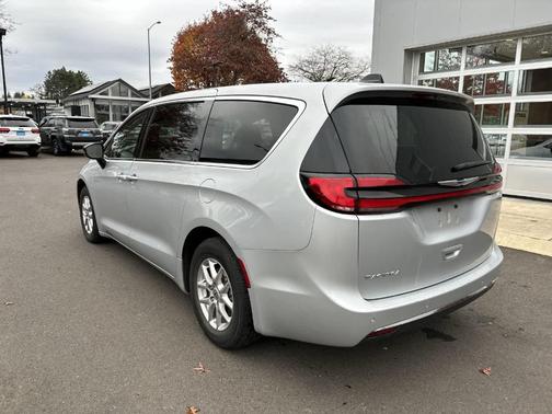 2024 Chrysler Pacifica Touring-L