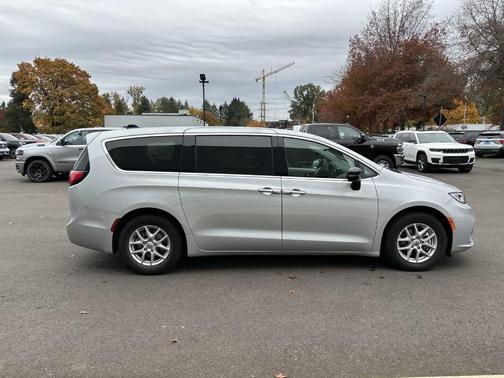 2024 Chrysler Pacifica Touring-L