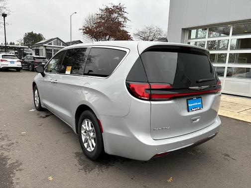 2024 Chrysler Pacifica Touring-L