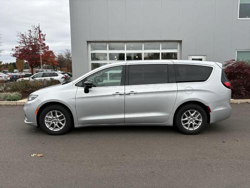 2024 Chrysler Pacifica Touring-L