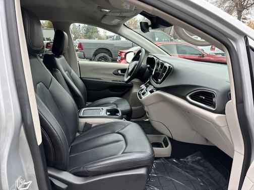 2024 Chrysler Pacifica Touring-L