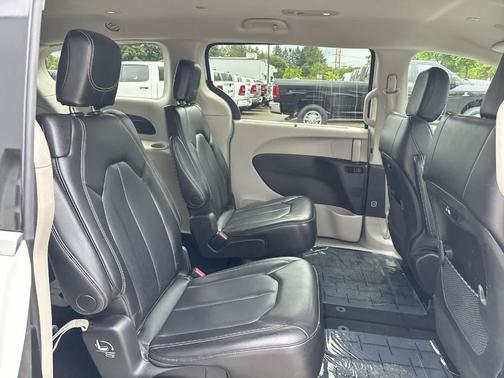 2023 Chrysler Pacifica Touring-L