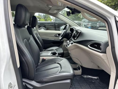 2023 Chrysler Pacifica Touring-L