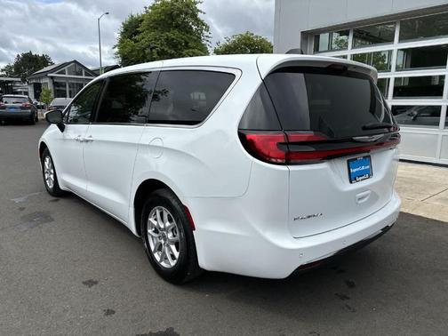 2023 Chrysler Pacifica Touring-L