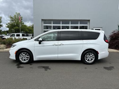 2023 Chrysler Pacifica Touring-L