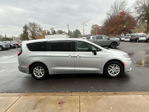 2024 Chrysler Pacifica Touring-L