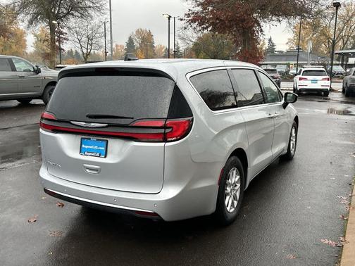 2024 Chrysler Pacifica Touring-L