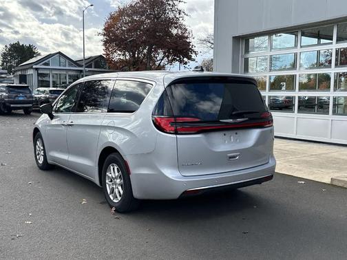 2024 Chrysler Pacifica Touring-L
