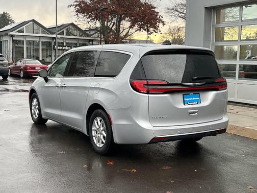 2024 Chrysler Pacifica Touring-L