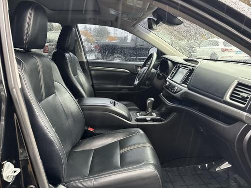 2017 Toyota Highlander SE