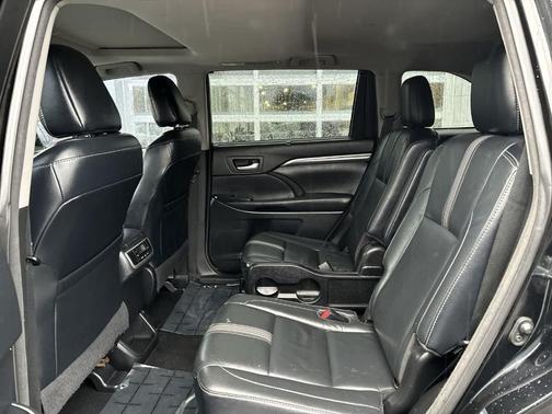 2017 Toyota Highlander SE