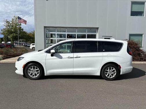 2020 Chrysler Voyager LX