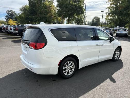 2020 Chrysler Voyager LX