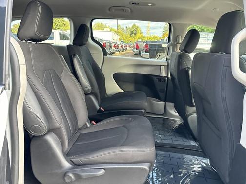 2020 Chrysler Voyager LX