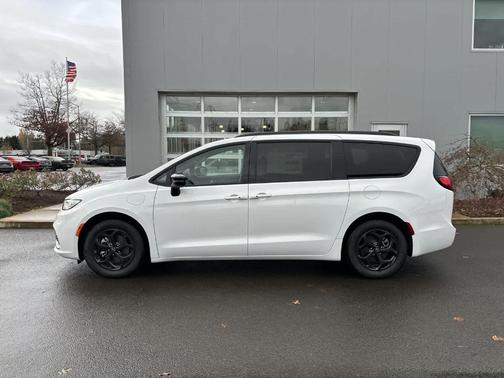 2026 Chrysler Pacifica Hybrid Select