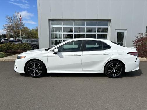 Super White 2018 Toyota Camry SE