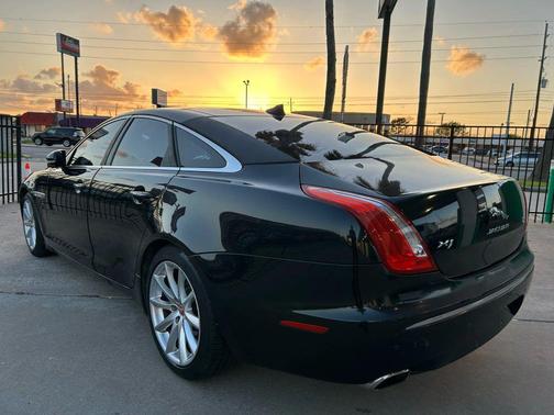 2014 Jaguar XJ Base