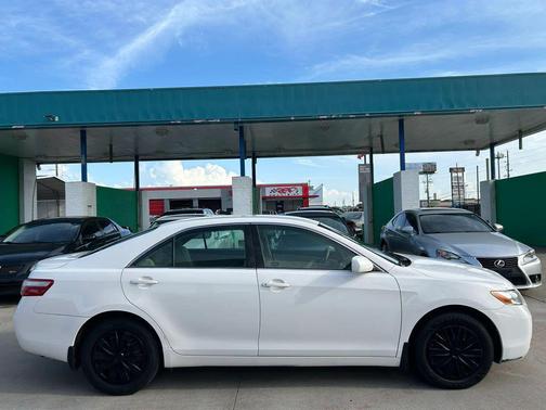 Super White 2009 Toyota Camry SE