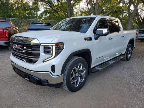 White Frost Tricoat 2023 GMC Sierra 1500 SLT