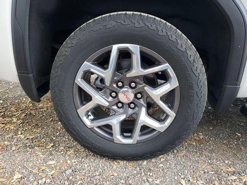 White Frost Tricoat 2023 GMC Sierra 1500 SLT