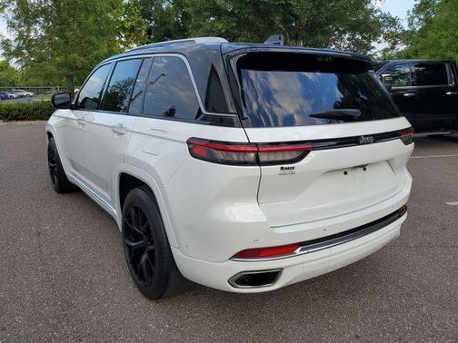 Bright White Clearcoat 2023 Jeep Grand Cherokee Summit