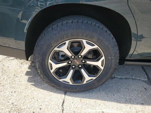 2025 GMC Yukon 4WD AT4