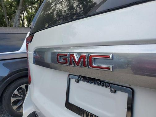 White Frost Tricoat 2022 GMC Yukon XL Denali