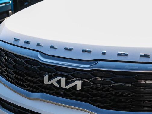 Glacial White Pearl 2022 Kia Telluride SX