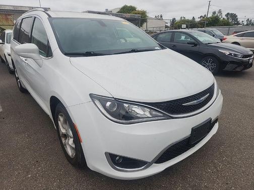 Bright White Clearcoat 2018 Chrysler Pacifica Touring-L