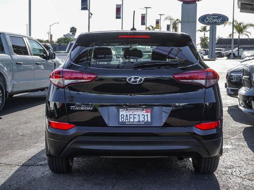 Black Noir Pearl 2017 Hyundai TUCSON SE