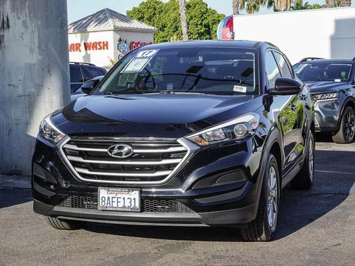 Black Noir Pearl 2017 Hyundai TUCSON SE