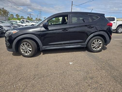 Black Noir Pearl 2017 Hyundai TUCSON SE