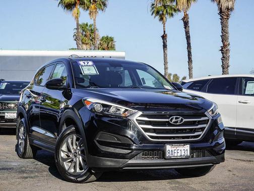 Black Noir Pearl 2017 Hyundai TUCSON SE