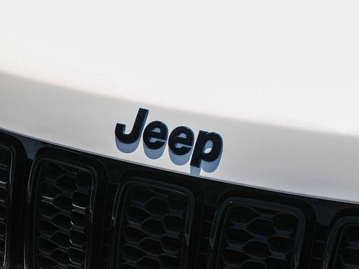 Bright White Clearcoat 2018 Jeep Grand Cherokee Upland