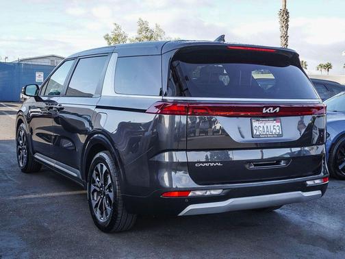Metal 2023 Kia Carnival EX