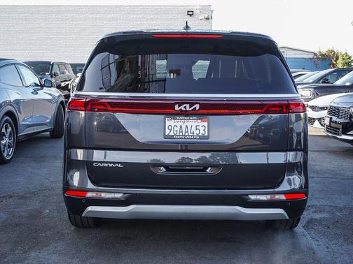 Metal 2023 Kia Carnival EX