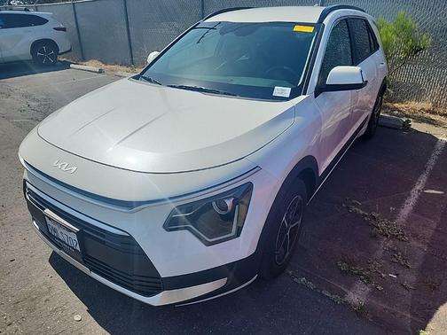 Snow White Pearl 2024 Kia Niro EX