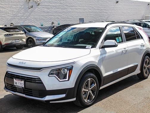 Snow White Pearl 2024 Kia Niro EX
