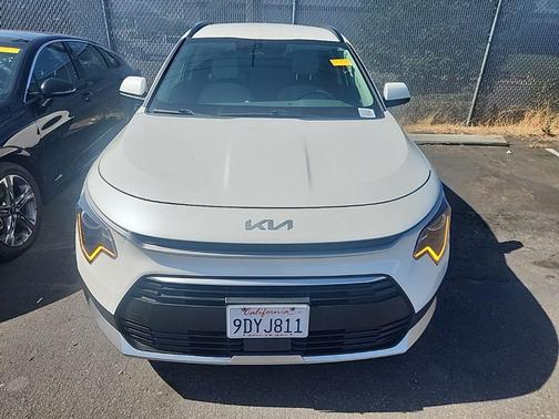 Snow White Pearl 2023 Kia Niro EX