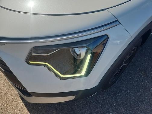 Snow White Pearl 2023 Kia Niro EX