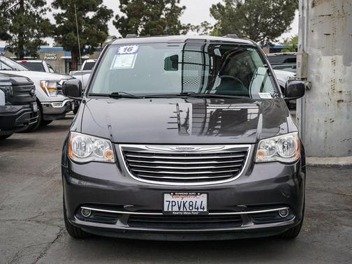2016 Chrysler Town & Country Touring