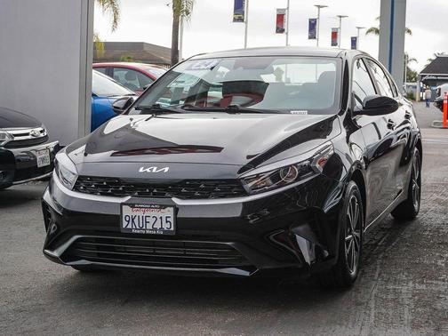 Aurora Black Pearl 2024 Kia Forte LXS