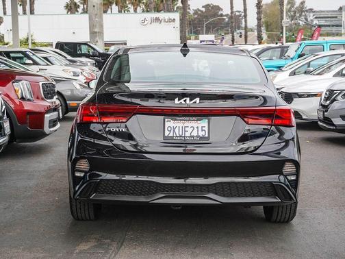 Aurora Black Pearl 2024 Kia Forte LXS