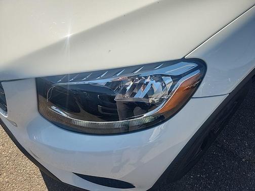 designo Diamond White Metallic 2018 Mercedes-Benz GLC 300 Base 4MATIC
