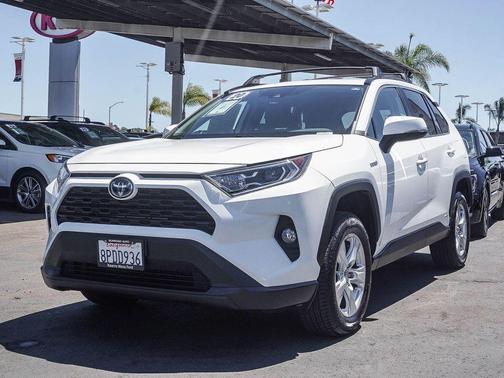 Super White 2020 Toyota RAV4 Hybrid XLE
