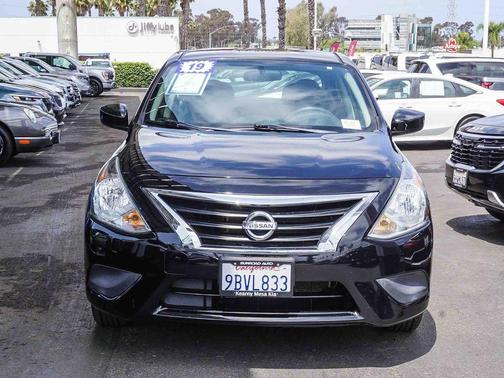 Super Black Metallic 2019 Nissan Versa 1.6 SV