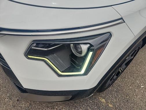 Snow White Pearl 2023 Kia Niro EX Touring