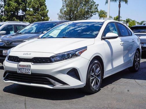 Snow White Pearl 2024 Kia Forte LXS