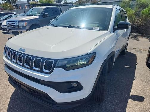 Bright White Clearcoat 2024 Jeep Compass Latitude